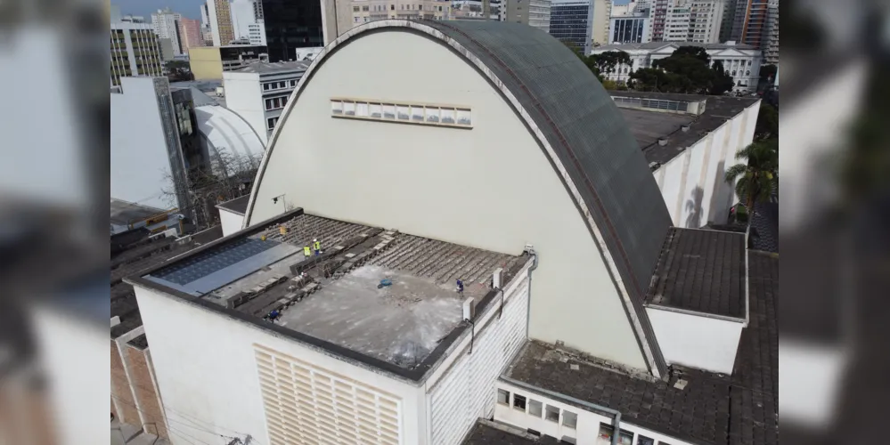 Começaram neste mês as obras de revitalização da cobertura do Centro Cultural Teatro Guaíra.