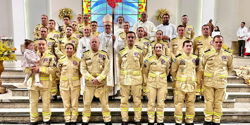 O bispo e os bombeiros militares presentes na celebração.