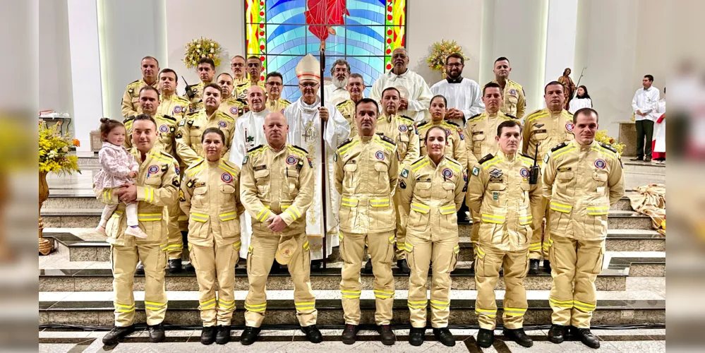 O bispo e os bombeiros militares presentes na celebração.