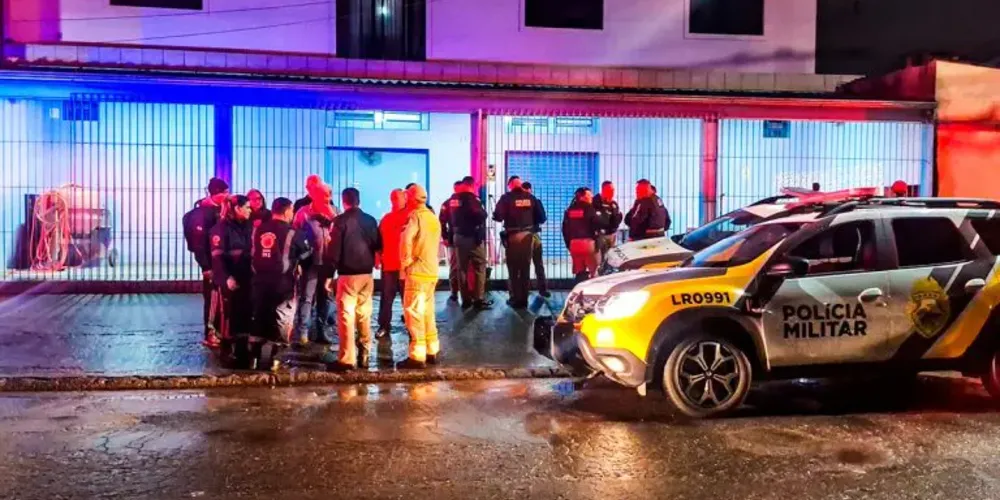 O dono do bar entrou em luta com os bandidos, e acabou sendo esfaqueado