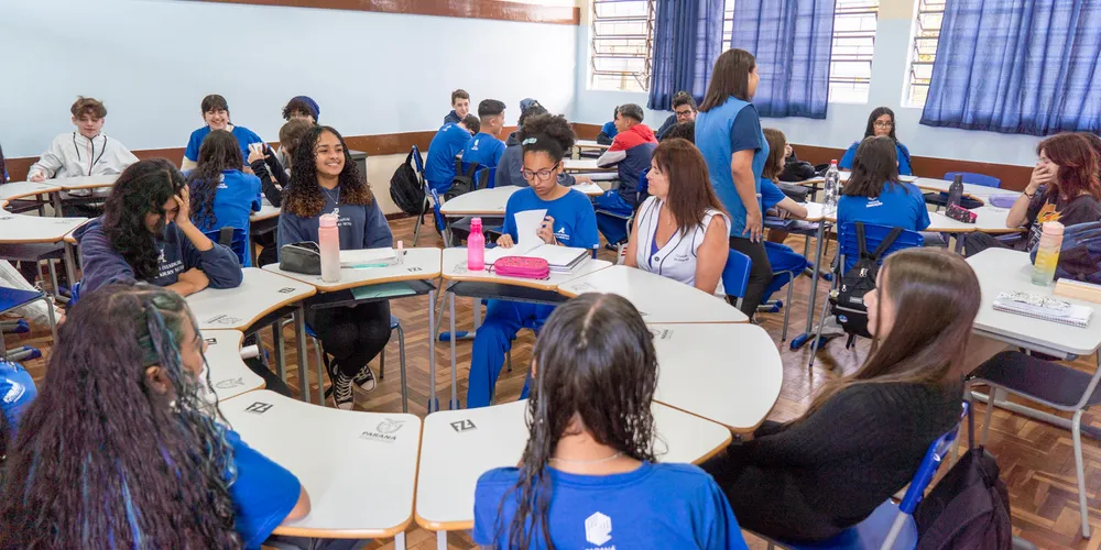 Cerca de um milhão de estudantes voltam às aulas, pela rede de ensino, nesta quarta-feira