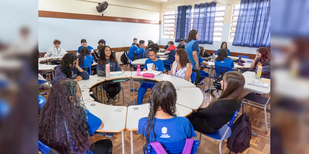 Cerca de um milhão de estudantes voltam às aulas, pela rede de ensino, nesta quarta-feira