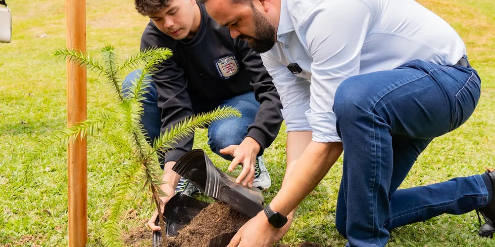 O evento contou com a presença de autoridades locais que participaram do plantio das primeiras mudas