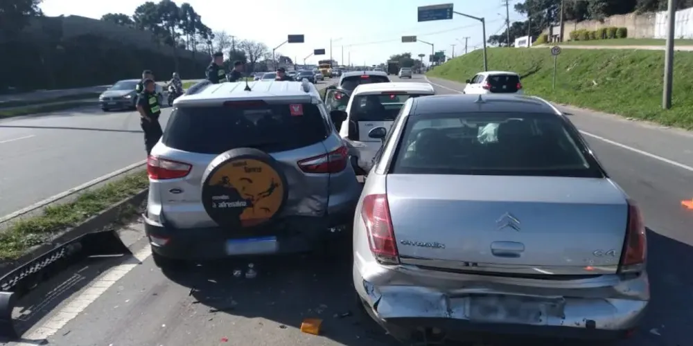 Cinco veículos estavam envolvidos no acidente