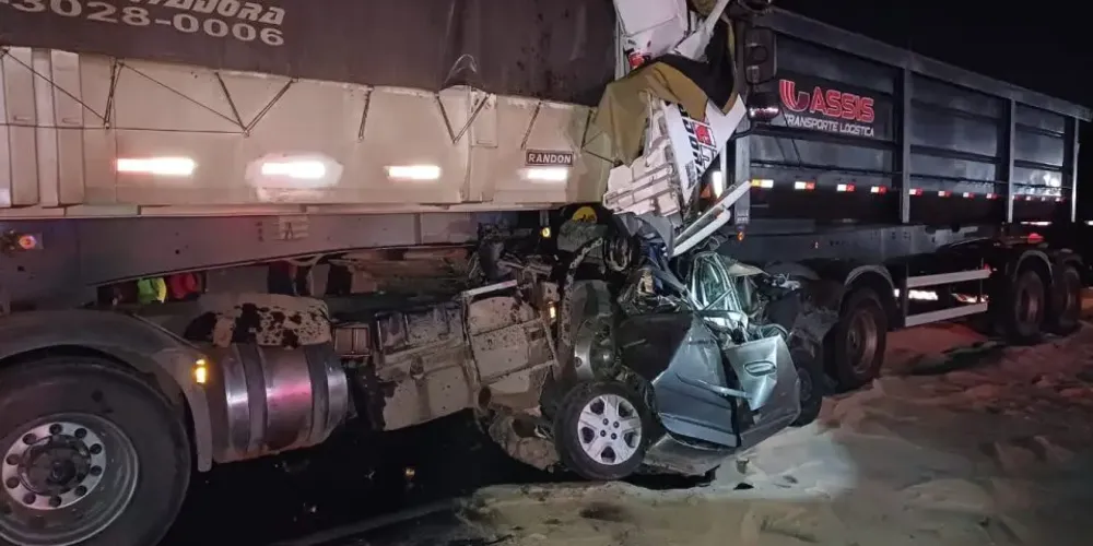Carro foi prensado entre os caminhões; três homens e três mulheres morreram no acidente