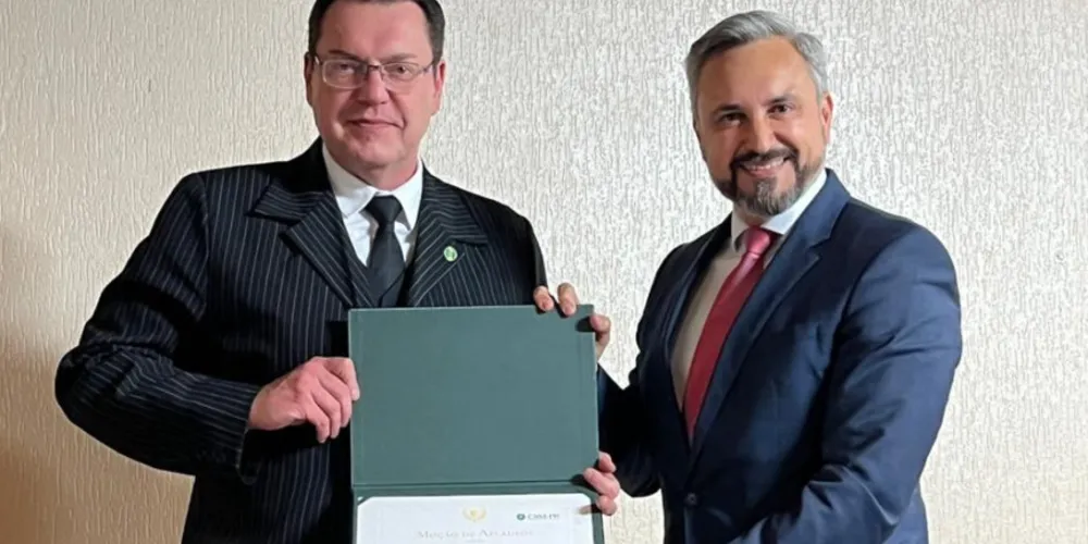O deputado Fabio Oliveira (PODE) recebeu homenagem do Conselho Regional de Medicina do Paraná