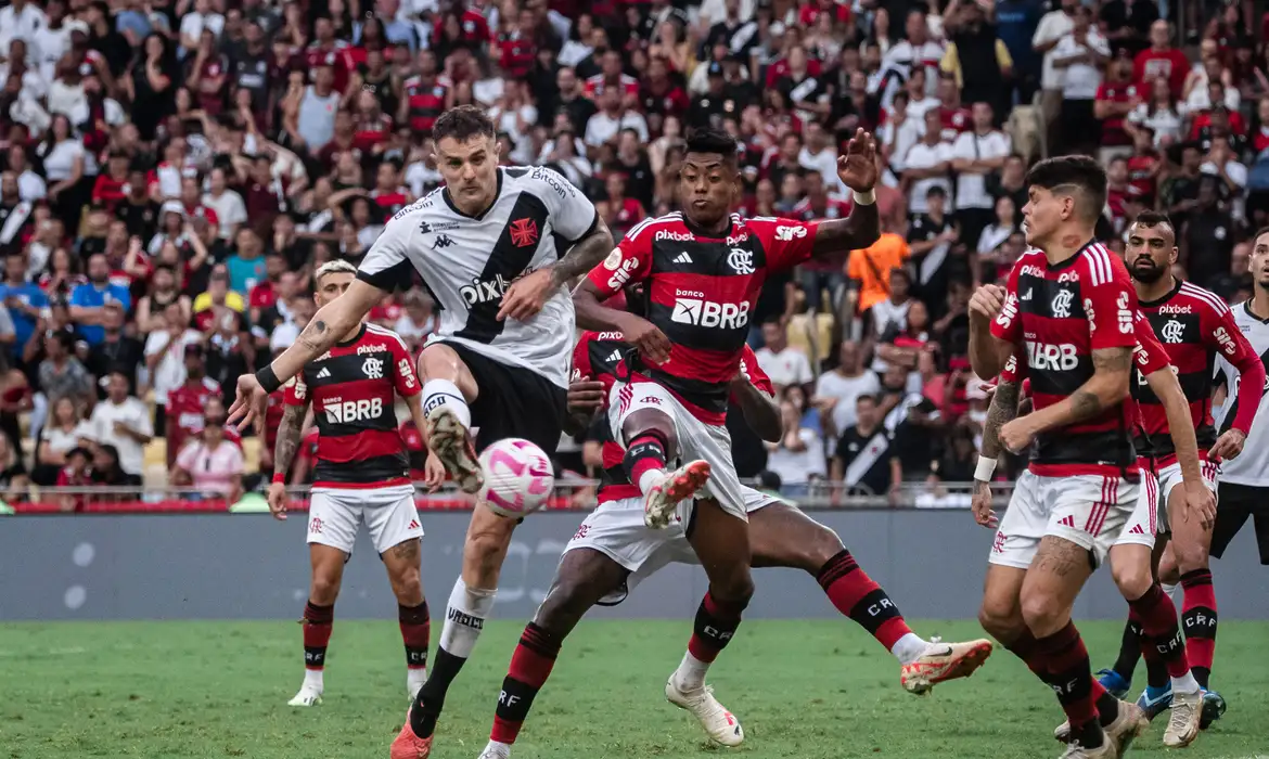 O argentino Pablo Vegetti é a esperança de gols vascaína