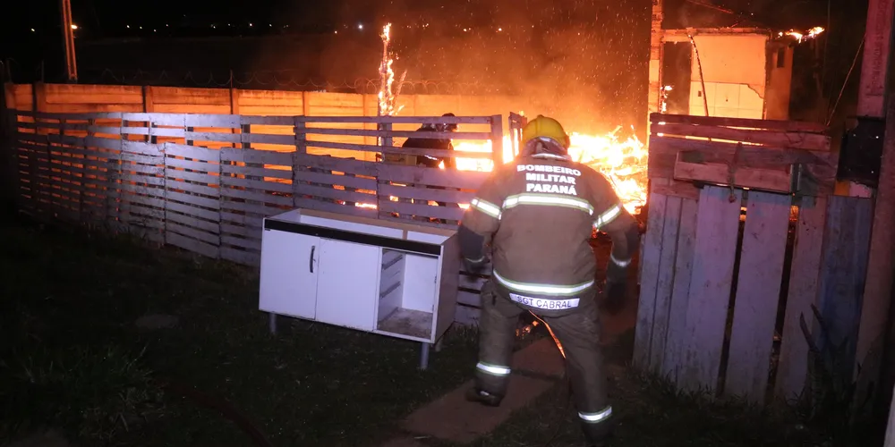 Incêndio ocorreu na madrugada deste sábado (20), no Parque dos Sabiás, em Ponta Grossa