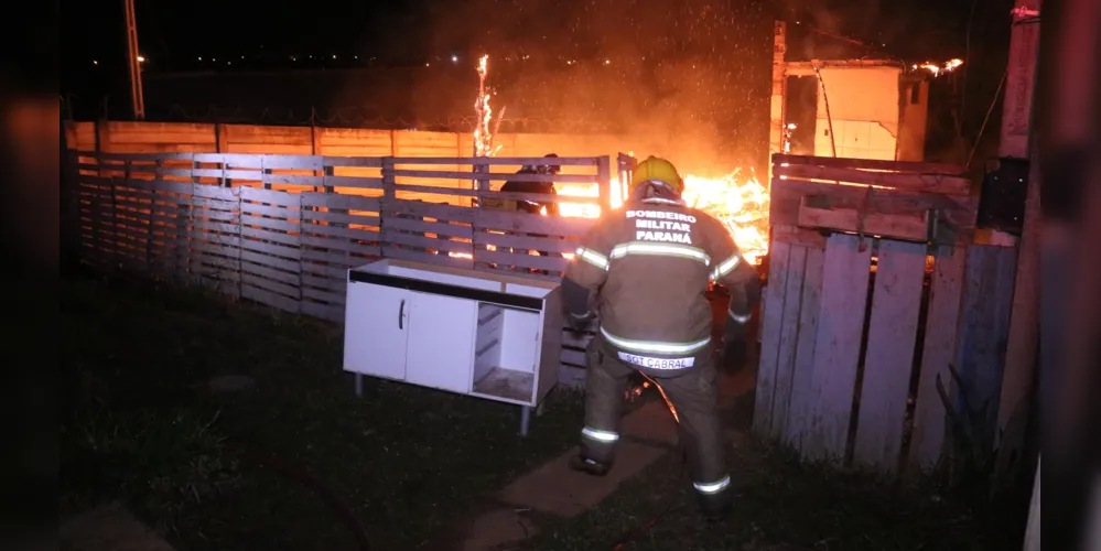 Incêndio ocorreu na madrugada deste sábado (20), no Parque dos Sabiás, em Ponta Grossa