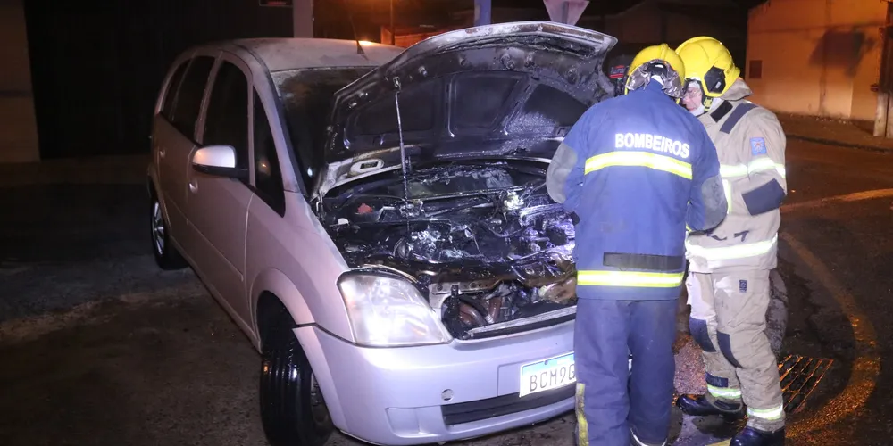 Corpo de Bombeiros é acionado para conter chamas em veículo