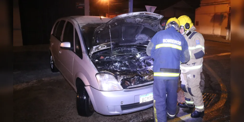 Corpo de Bombeiros é acionado para conter chamas em veículo