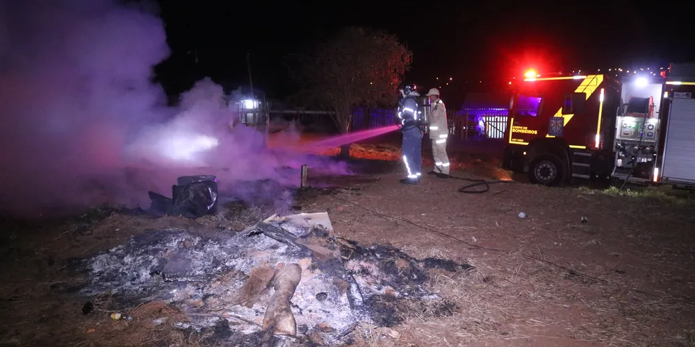 Incêndio atingiu a casa por volta das 04h desta terça-feira (13)