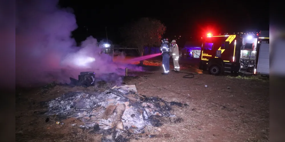 Incêndio atingiu a casa por volta das 04h desta terça-feira (13)