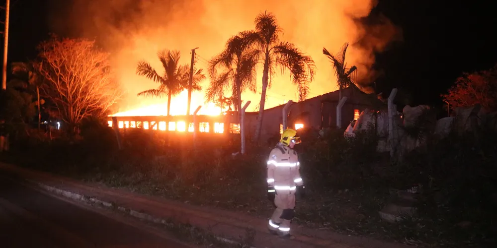 Incêndio foi registrado na madrugada desta quinta-feira (08)