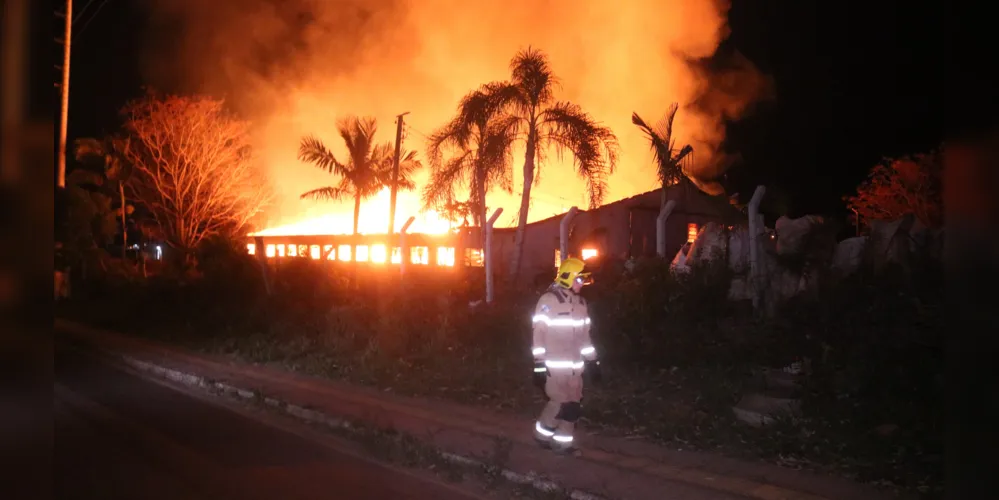 Incêndio foi registrado na madrugada desta quinta-feira (08)