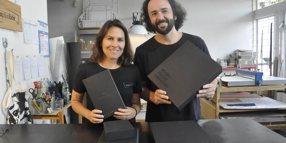 Melhor julho da história: Fomento Paraná libera R$ 30 milhões em 176 cidades - Na foto, Patrícia Motta e Daniel Cortezia, da Box Plus Box, estúdio de cartonagem