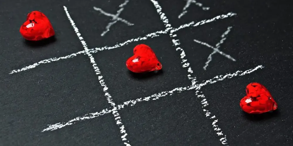 O investigado iniciou relacionamento amoroso com a vítima e prometeu casamento