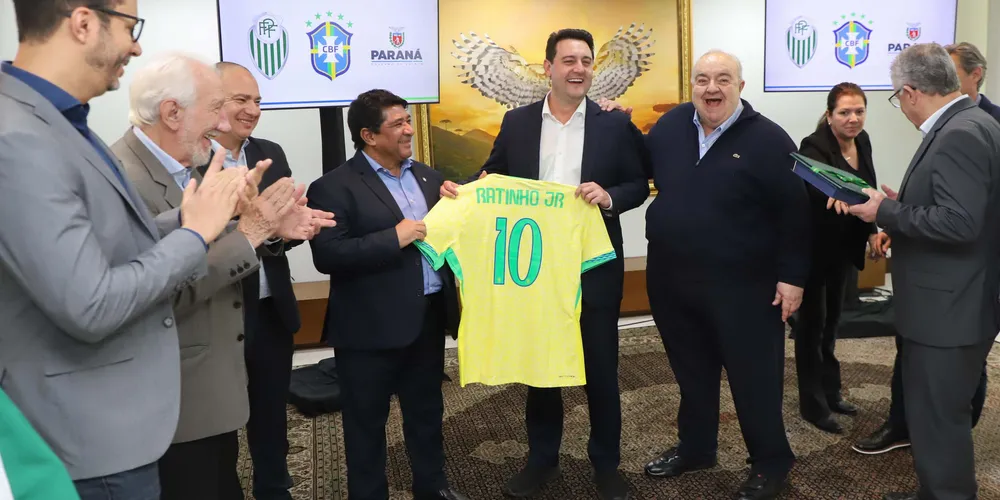 Ao lado do prefeito de Curitiba, Rafael Greca, Ratinho Junior recebeu o presidente da CBF, Ednaldo Rodrigues