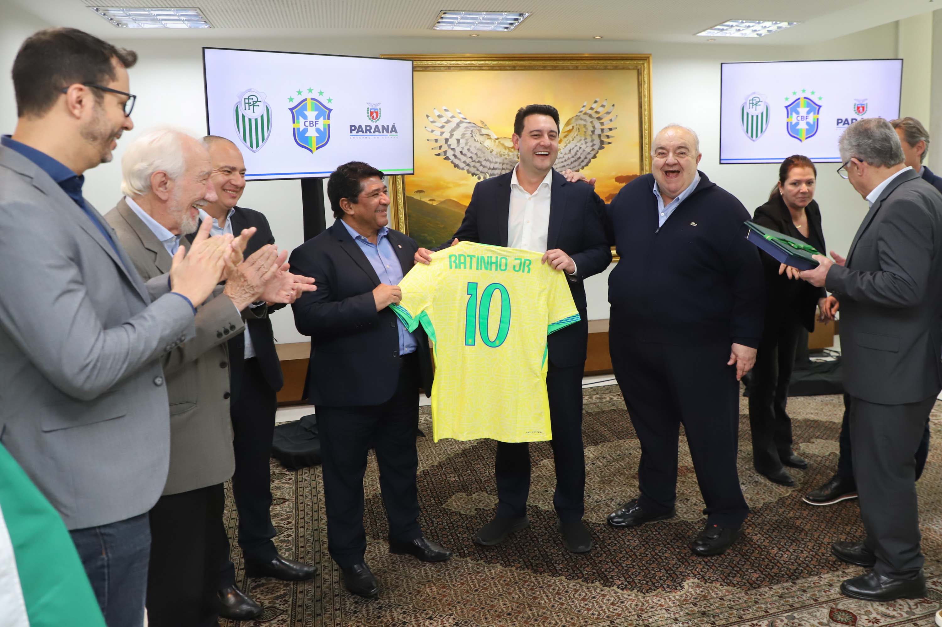 Ao lado do prefeito de Curitiba, Rafael Greca, Ratinho Junior recebeu o presidente da CBF, Ednaldo Rodrigues