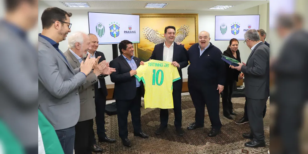 Ao lado do prefeito de Curitiba, Rafael Greca, Ratinho Junior recebeu o presidente da CBF, Ednaldo Rodrigues