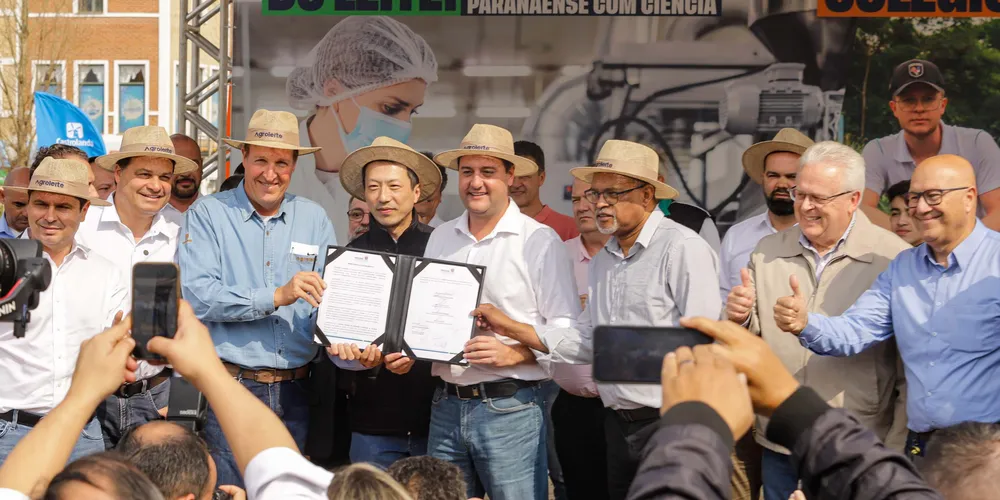 Durante visita a Agroleiteo governador assinou um memorando de entendimento com a cooperativa Castrolanda para a criação do Parque Tecnológico Agroleite e fez a entrega simbólica de tratores aos colégios estaduais agrícolas.