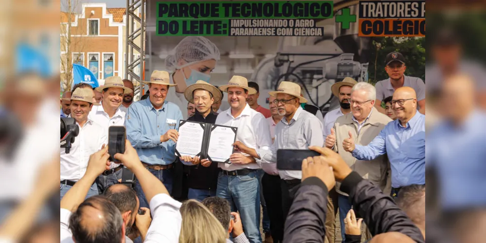 Durante visita a Agroleiteo governador assinou um memorando de entendimento com a cooperativa Castrolanda para a criação do Parque Tecnológico Agroleite e fez a entrega simbólica de tratores aos colégios estaduais agrícolas.