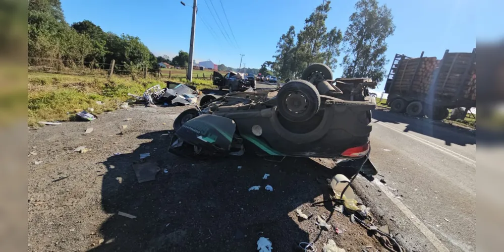 Carro e caminhão colidiram na manhã deste sábado (20)