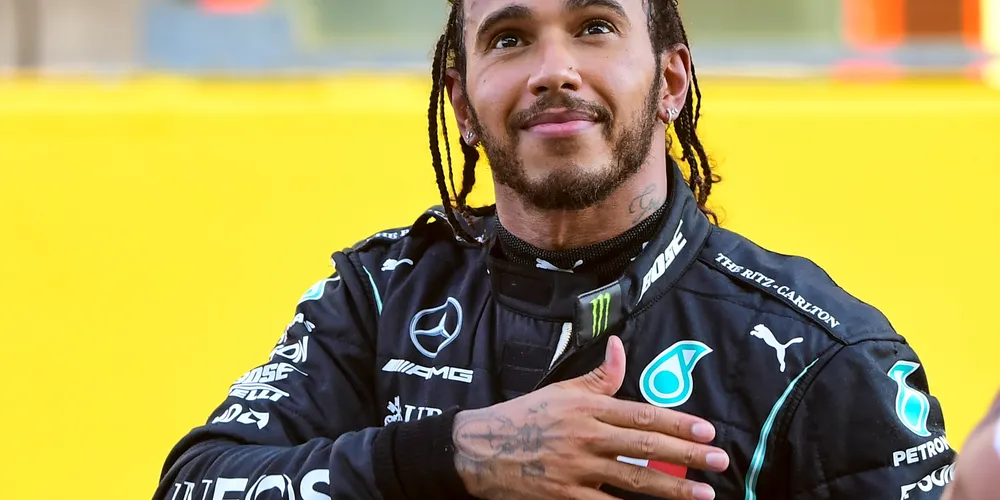 Hamilton cruzou a linha de chegada em segundo, mas herdou a vitória após punição aplicada ao companheiro de equipe, Geoge Russell