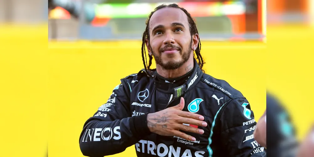 Hamilton cruzou a linha de chegada em segundo, mas herdou a vitória após punição aplicada ao companheiro de equipe, Geoge Russell