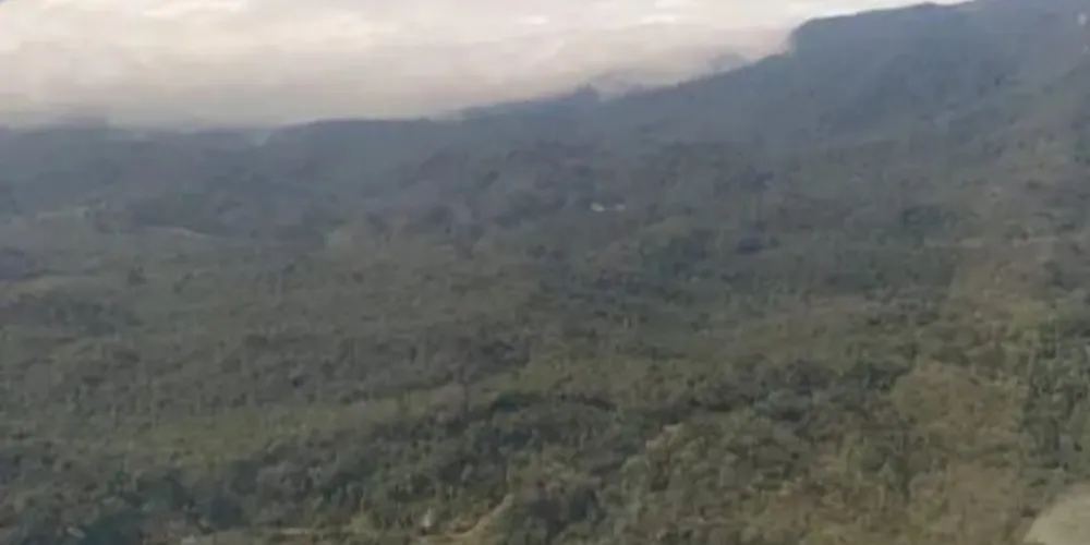 Helicópteros fazem buscas áreas no local onde teria ocorrido o acidente
