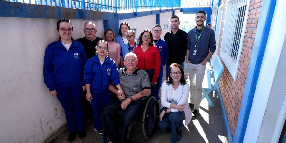 Os alunos, com registro na carteira profissional e benefícios, confeccionam sacolas de kraft