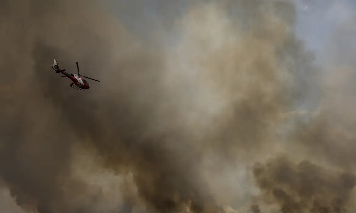 O incêndio atinge o Parque Nacional de Brasília desde domingo (15)