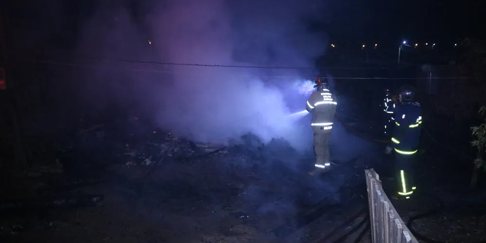 Casa de madeira na Vila Borato foi consumida pelas chamas na madrugada deste sábado (24)