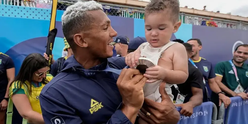 Isaquias Queiroz celebra quinta medalha olímpica junto de um dos filhos