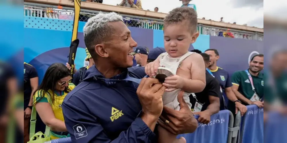 Isaquias Queiroz celebra quinta medalha olímpica junto de um dos filhos