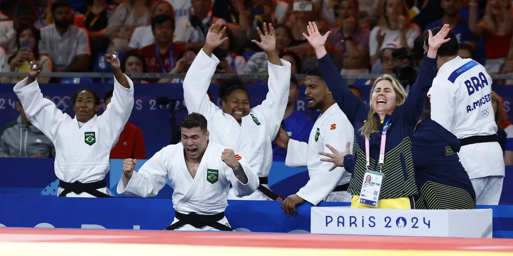 Equipe mista de judô do Brasil comemora medalha de bronze na Olimpíada de Paris
