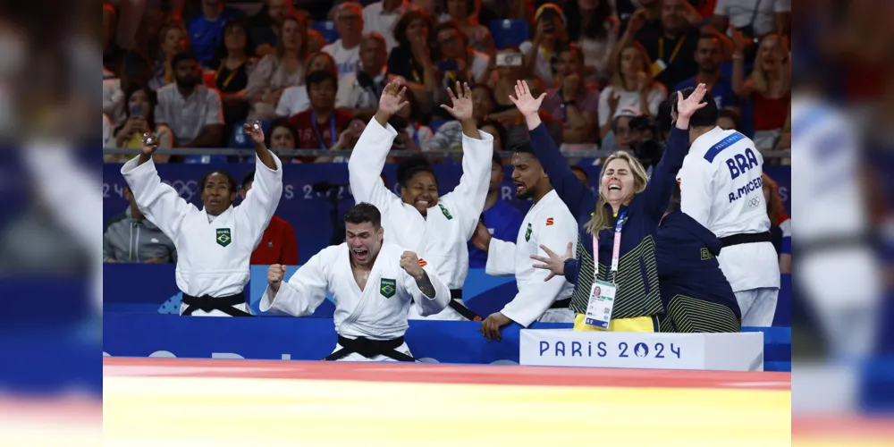 Equipe mista de judô do Brasil comemora medalha de bronze na Olimpíada de Paris