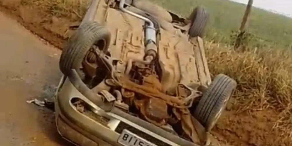 Imagem ilustrativa da imagem Carro capota na estrada do 'Kalinoski' em PG; veja vídeo