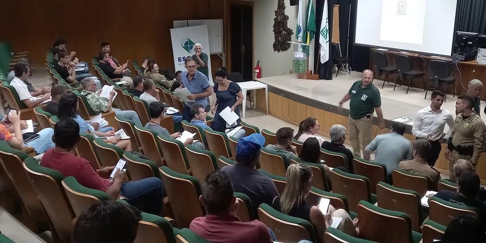 Representantes de empresas do ramo de desmontagem de todas as regiões do Estado se reuniram no auditório do DER/PR