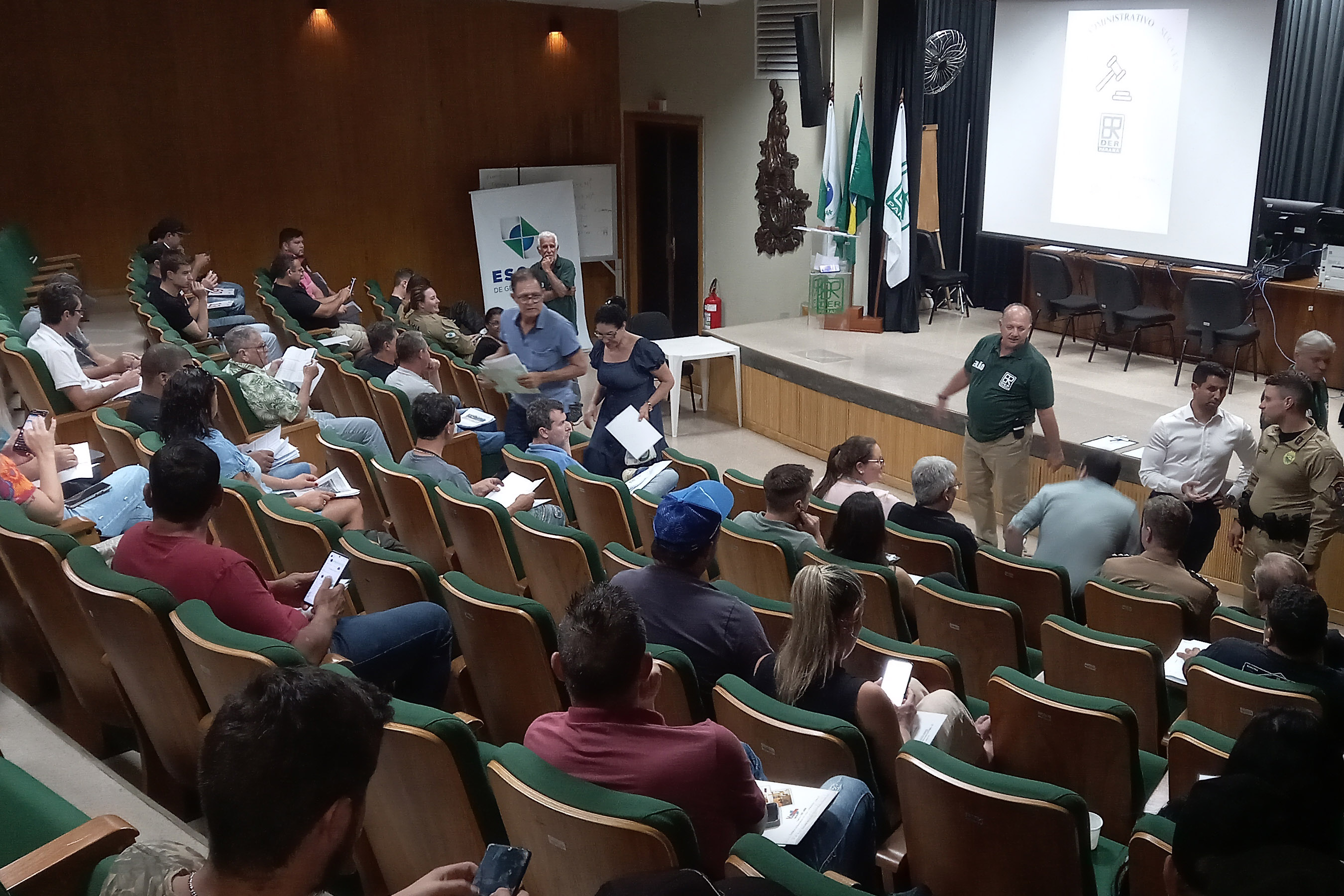 Representantes de empresas do ramo de desmontagem de todas as regiões do Estado se reuniram no auditório do DER/PR