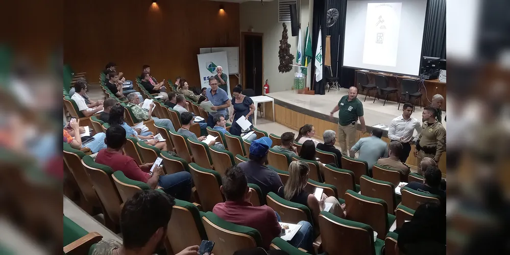 Representantes de empresas do ramo de desmontagem de todas as regiões do Estado se reuniram no auditório do DER/PR