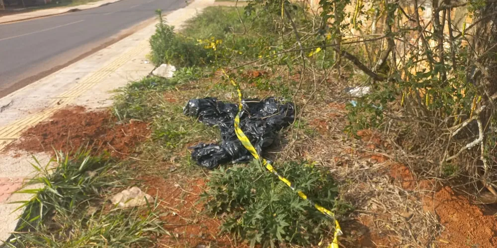 Plástico que cobriu corpo de motociclista segue 'esquecido' em Uvaranas