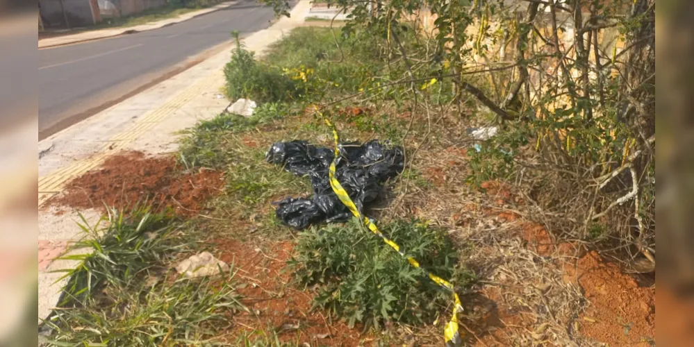 Plástico que cobriu corpo de motociclista segue 'esquecido' em Uvaranas