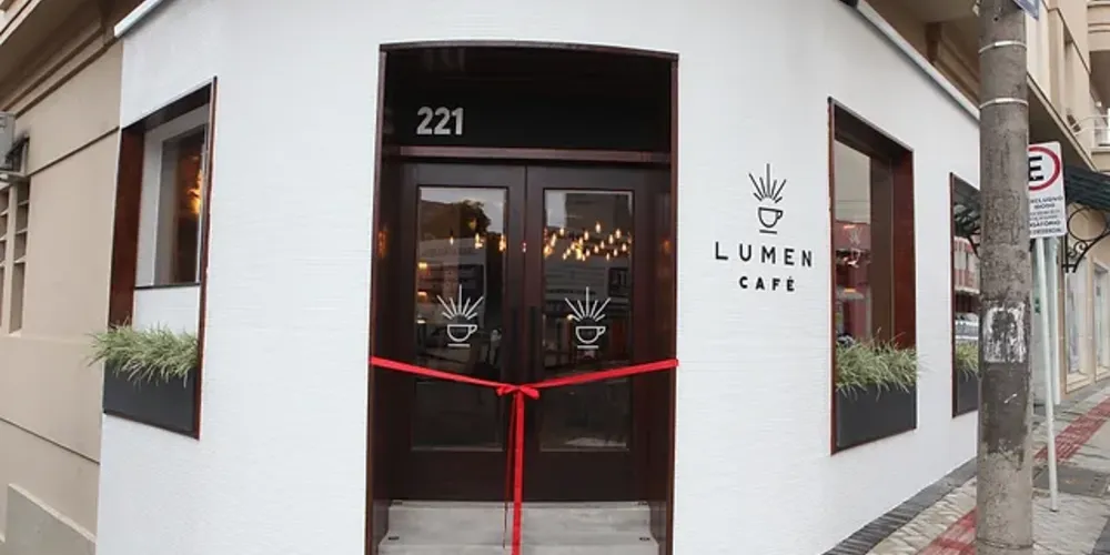 O Lumen Café está localizado na rua XV de Novembro, 221, anexo ao Hotel Planalto