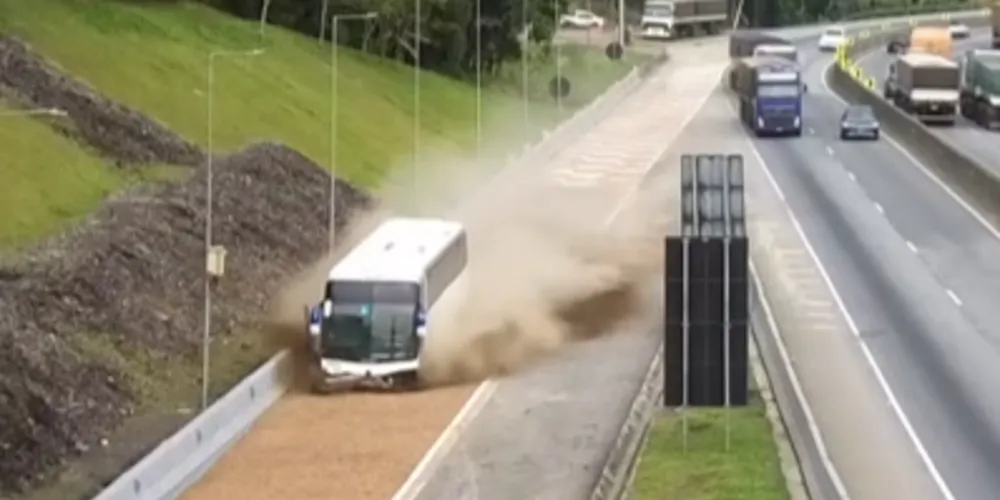 Vídeo mostra o momento exato em que o veículo entrou na área de escape
