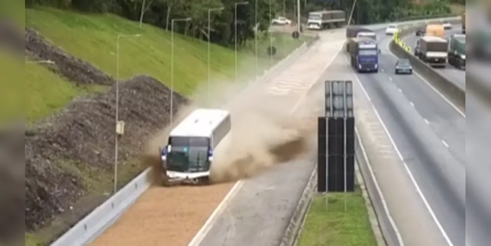 Vídeo mostra o momento exato em que o veículo entrou na área de escape