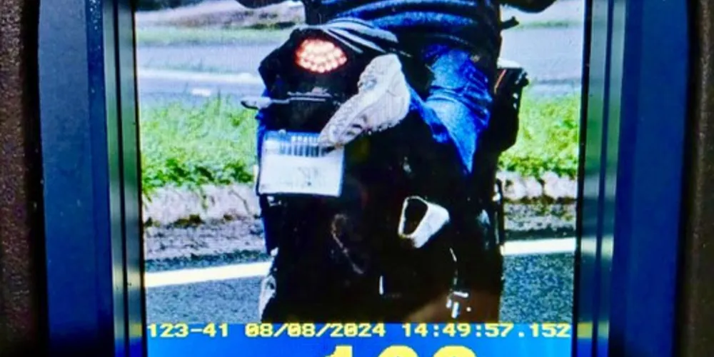 Com manobra arriscada, motociclista tenta escapar de radar da PRF