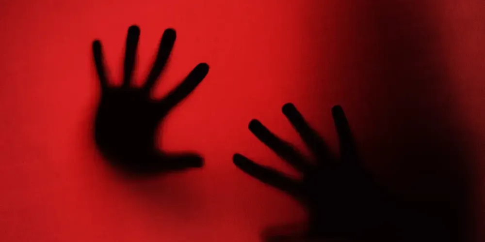 O texto apresenta elementos caracterizadores do assédio sexual, com base no Código Civil Brasileiro, na Constituição Federal e no Código Penal