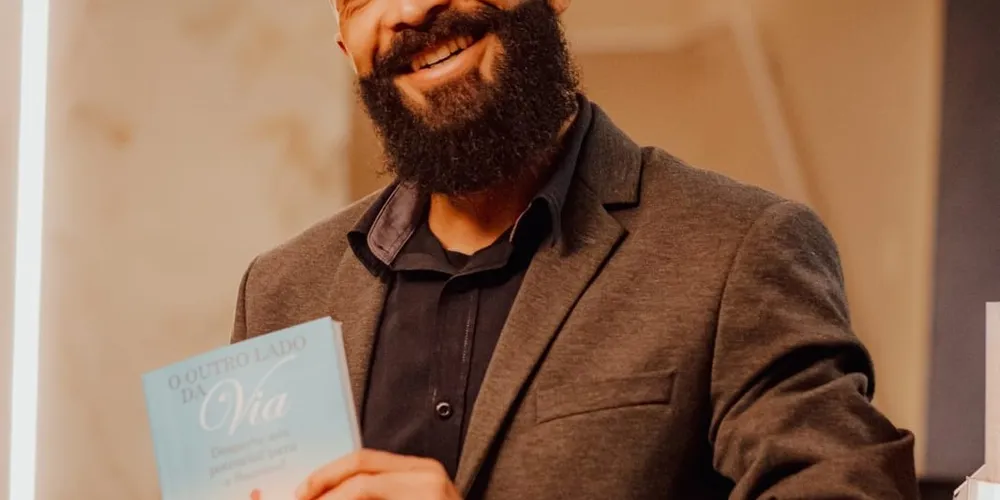 Mentor de carreira, Marcos Roberto Marcellino lança, nesta quinta-feira (15), livro que aborda o caminho para o sucesso profissional e pessoal