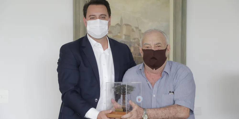 Quando fez 90 anos, Mazza foi presenteado pelo governador com uma obra de arte